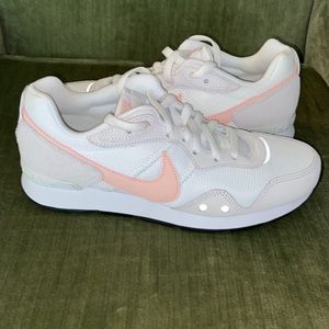 Nike women’s Venture Runner